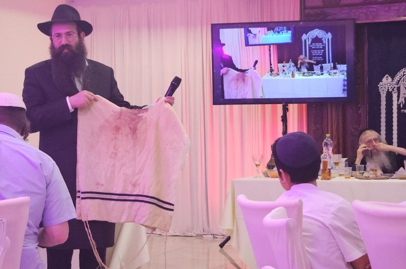 בערב התרמה להפצת שיעורי החסידות של המשפיע הגאון הרב מענדל וועכטר - הוצגה הציצית המוכתמת בדם, שדמו נשפך עליה באירוע התקיפה בשנת תשד בערב התרמה להפצת שיעורי החסידות של המשפיע הגאון הרב מענדל וועכטר - הוצגה הציצית המוכתמת בדם, שדמו נשפך עליה באירוע התקיפה בשנת תשד