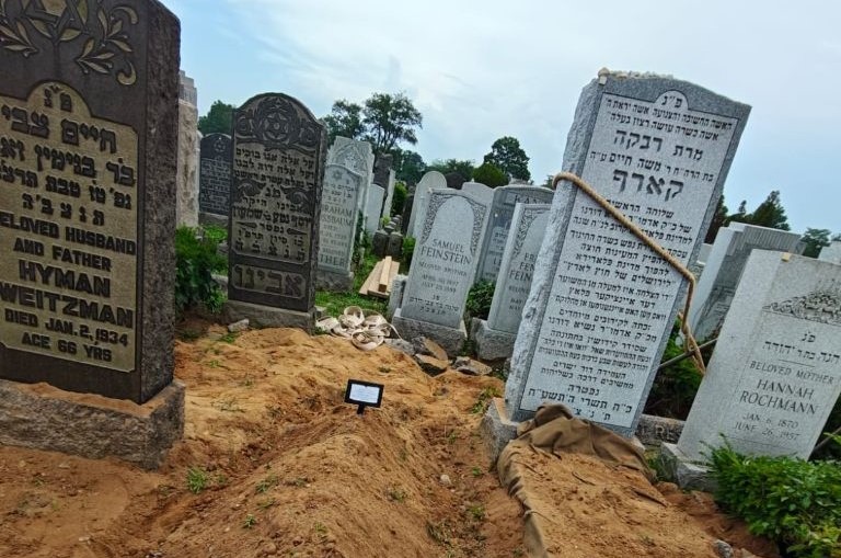 השליח הראשי של הרבי לפלורידה נטמן בסמוך לציון הקדוש השליח הראשי של הרבי לפלורידה נטמן בסמוך לציון הקדוש