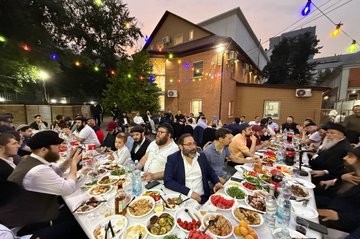 על אדמת רוסיה: קהילת בית הכנסת המרכזי 'מארינה רושצ’ה' במוסקבה ציינה בחצר הפתוחה את חג הגאולה י״ב-י״ג תמוז בהתוועדות חסידית ובהשתתפות הרב ברוך גורין (צילום: מבשר טוב) על אדמת רוסיה: קהילת בית הכנסת המרכזי 'מארינה רושצ’ה' במוסקבה ציינה בחצר הפתוחה את חג הגאולה י״ב-י״ג תמוז בהתוועדות חסידית ובהשתתפות הרב ברוך גורין (צילום: מבשר טוב)