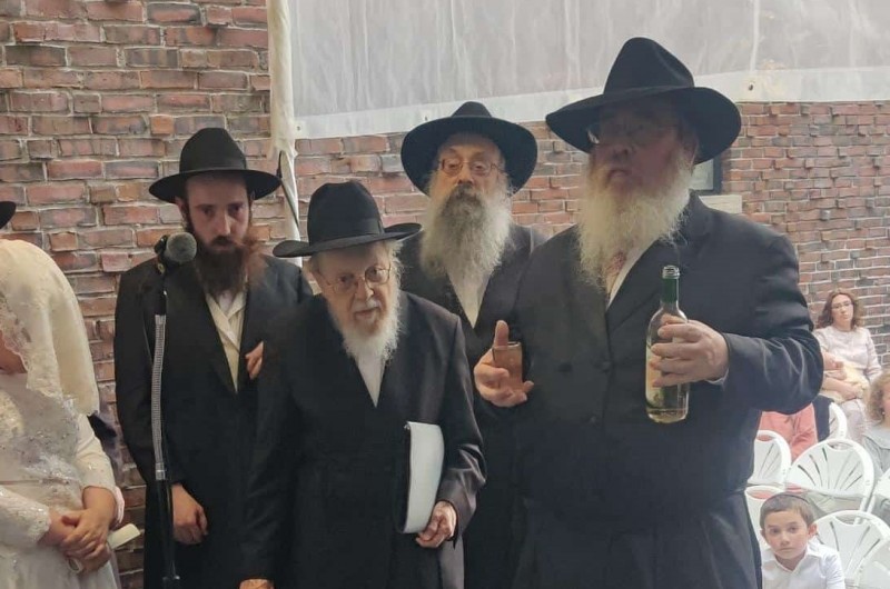 בחצר 770 שבניו יורק: רב וחבר בי בחצר 770 שבניו יורק: רב וחבר בי