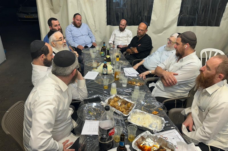 התוועדות חג הגאולה י״ב - י״ג תמוז ב'פיצ׳ה שול'. מרתק בהתוועדות: ר' אהרן דב הלפרין, עורך שבועון 'כפר חב התוועדות חג הגאולה י״ב - י״ג תמוז ב'פיצ׳ה שול'. מרתק בהתוועדות: ר' אהרן דב הלפרין, עורך שבועון 'כפר חב