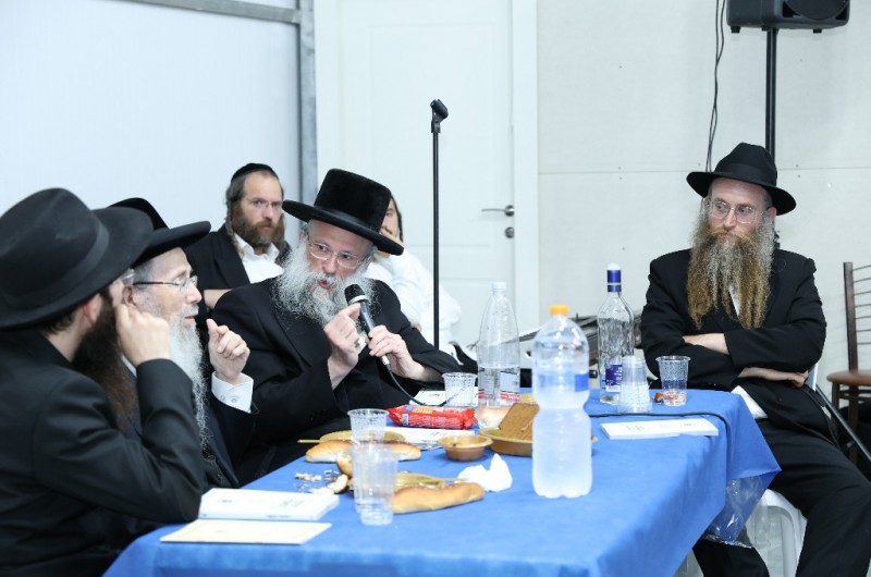 הדיין הבעלזאי וחיליק פרנק הגיעו להתוועדות י הדיין הבעלזאי וחיליק פרנק הגיעו להתוועדות י