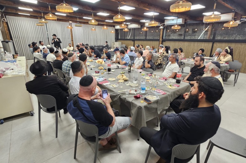 השליח הרב יצחק קלפן התוועד עם מקורבי בית חב השליח הרב יצחק קלפן התוועד עם מקורבי בית חב