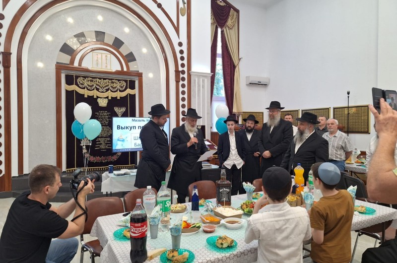 פדיון הבן בקרמנצ'וג לבנם של ר' לוי קרלנשטיין ורעייתו, בהשתתפות הסבא מנכ פדיון הבן בקרמנצ'וג לבנם של ר' לוי קרלנשטיין ורעייתו, בהשתתפות הסבא מנכ