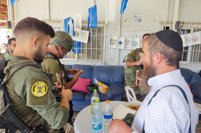 ר' שאול בן שחר ור' אריה הרטמן במבצע תפילין בצומת גוש עציון. המבצע קיבל משמעות מצמררת, ליד מקום הרצח של הקדוש שליו דביר רחמים הי ר' שאול בן שחר ור' אריה הרטמן במבצע תפילין בצומת גוש עציון. המבצע קיבל משמעות מצמררת, ליד מקום הרצח של הקדוש שליו דביר רחמים הי