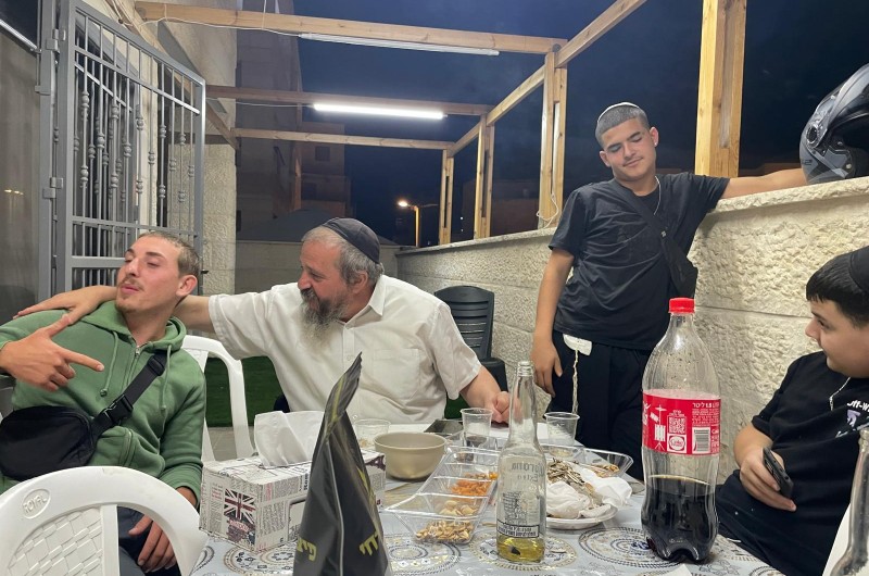 איש התקשורת החסידי ר' אורי רווח התוועד ב'ליל שישי חסידי' לנערים במרכז המסחרי בביתר, לרגל חג הגאולה. במסגרת פעילותו של השליח הרב פיני דייטש עם בני הנוער איש התקשורת החסידי ר' אורי רווח התוועד ב'ליל שישי חסידי' לנערים במרכז המסחרי בביתר, לרגל חג הגאולה. במסגרת פעילותו של השליח הרב פיני דייטש עם בני הנוער