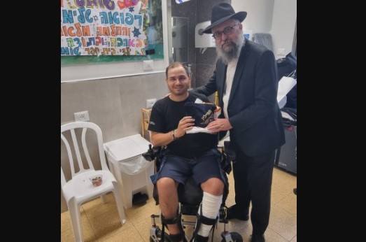 שובל שנפצע קשה בקרב עם מחבלים קיבל תפילין מצעירי חב שובל שנפצע קשה בקרב עם מחבלים קיבל תפילין מצעירי חב