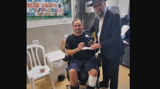 שובל שנפצע קשה בקרב עם מחבלים קיבל תפילין מצעירי חב