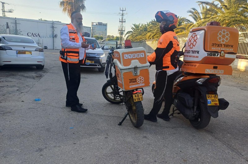 פועל צנח מגג בגובה 6 מטר ברחובות; השליח החובש הופיע פועל צנח מגג בגובה 6 מטר ברחובות; השליח החובש הופיע