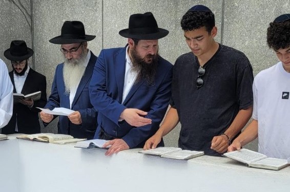 שורד השבי עידן אלכסנדר הגיע מלווה בהוריו ובשלוחים הרב מרדכי שיין, הרב יצחק גרשוביץ והרב יוסף גלוכובסקי מניו ג'רזי - לתפילה באוהל הק', חודשים אחרי שהוריו התפללו במקום עם הנשיא טראמפ שורד השבי עידן אלכסנדר הגיע מלווה בהוריו ובשלוחים הרב מרדכי שיין, הרב יצחק גרשוביץ והרב יוסף גלוכובסקי מניו ג'רזי - לתפילה באוהל הק', חודשים אחרי שהוריו התפללו במקום עם הנשיא טראמפ
