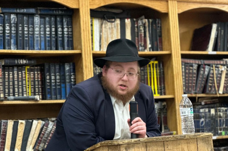 את השיעור השבועי בליל שישי לבחורי הישיבה ב'קבוצה' 770, מסר הת' מאיר לזרוב את השיעור השבועי בליל שישי לבחורי הישיבה ב'קבוצה' 770, מסר הת' מאיר לזרוב
