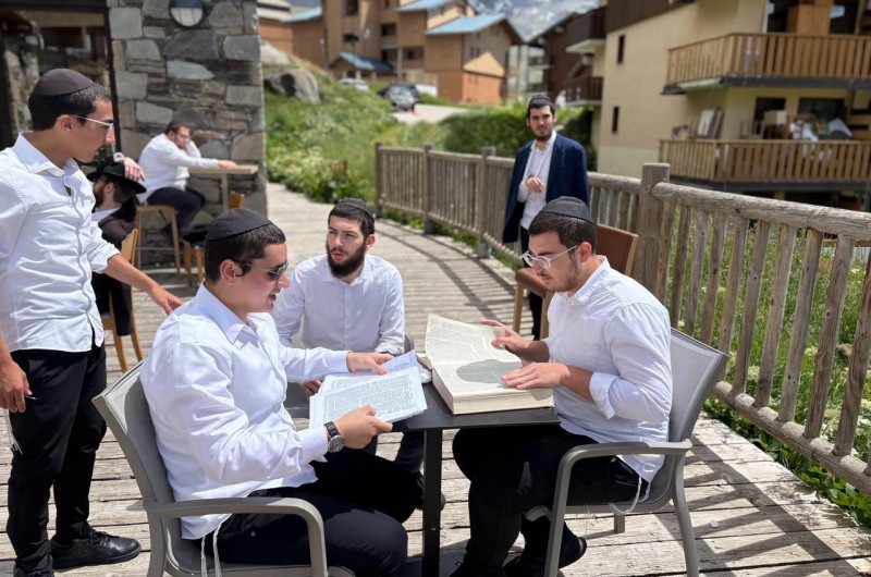 תיעוד מרהיב מהישיבה הגדולה באירופה על הרי האלפים