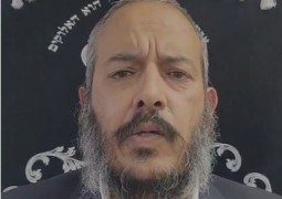 מדוע פנחס קיבל את הכהונה במתנה לו ולזרעו אחריו ואילו משה רבנו לא קיבל את ההנהגה לבניו? הרב עו מדוע פנחס קיבל את הכהונה במתנה לו ולזרעו אחריו ואילו משה רבנו לא קיבל את ההנהגה לבניו? הרב עו