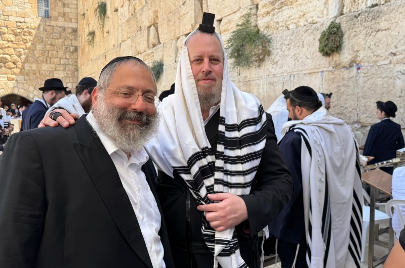 בר מצווה בכותל לת' ישראליק בנו של הרב יוסי ליפסקר משלוחי הרבי במוסקבה. משתתפים סב החתן הרב ברוך-בועז יורקוביץ', והרב יי בר מצווה בכותל לת' ישראליק בנו של הרב יוסי ליפסקר משלוחי הרבי במוסקבה. משתתפים סב החתן הרב ברוך-בועז יורקוביץ', והרב יי