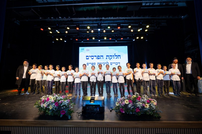 מאות תלמידי ת