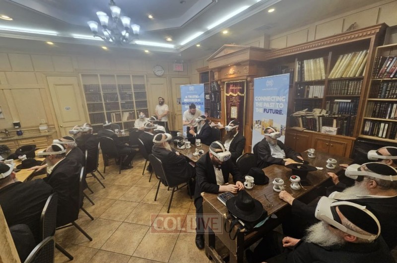 חברי קהילת 'אמפייר שטיבל' בשכונת קראון הייטס בשיעור בלתי שגרתי על הלכות בית הבחירה, כהוראת הרבי לבין המצרים, עם משקפי VR מיוחדים, המאפשרים חוויה המדמה סיור מוחשי בבית המקדש