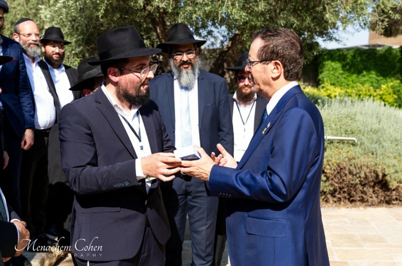 הנשיא הרצוג קיבל ספר 'תניא' שהודפס במיגונית התופת