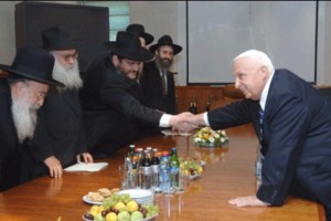 "הרבי הציל את חייך!" – מפגש טעון במאבק חב״ד מול הגירוש