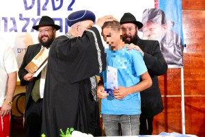 במעמד הצדעה מרגש: יתומי מלחמה קיבלו מלגת לימודים