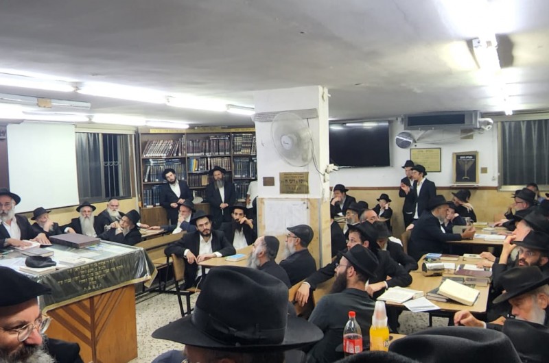 כהוראותו של הרבי לערוך סיומי מסכת בעל יום מתשעת הימים, הרב יוסף זוהר בסיום מסכת הערב בבית הכנסת המרכזי בנחלת הר חב