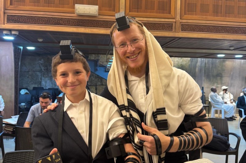 מזל טוב לאיש העיסוי הבריאותי ר' חיים ריבקין מלוד, לרגל מעמד הנחת התפילין של בנו זושי שיחי' לקראת חגיגת הבר-מצווה 