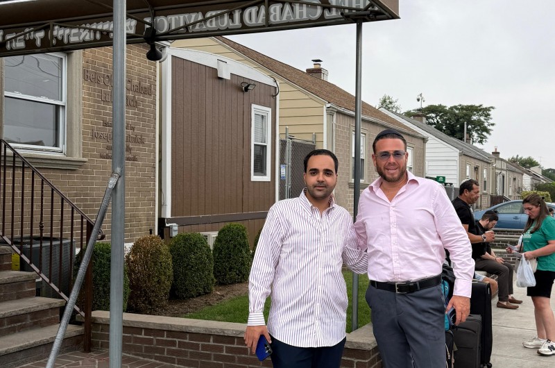 איש התקשורת איציק אוחנה מ'כיכר השבת' והזמר שוקי סלומון בתפילה ב'אוהל' הקדוש של הרבי בניו יורק (צילום: מענדי עקיבא)