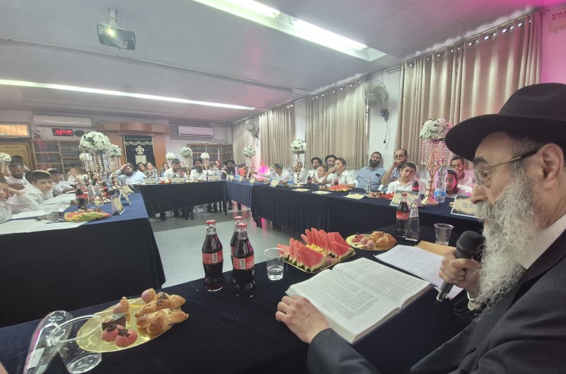 תלמידי כיתה ה' בתלמוד תורה ברחובות, בראשות המחנך הרב ארז בנדטוביץ ובניהול הרב אמיר הרץ, במבחן על כל דפי הגמרא שלמדו השנה אצל המרא דאתרא וסגן מזכיר בי