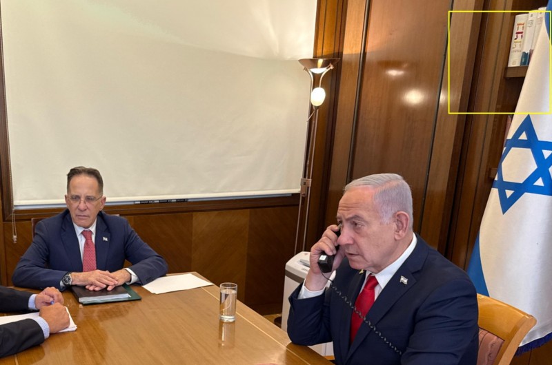 לשכת ראש הממשלה פרסמה היום תיעוד של נתניהו בשיחת טלפון, במהלך התייעצות נוספת בנושא החטופים. בצד התמונה ניתן לראות על מדף ספר חת