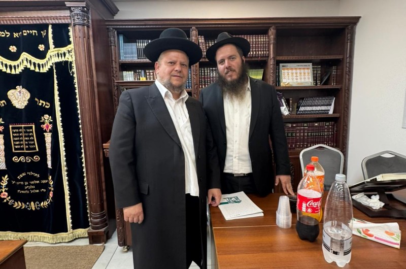 אורח בתפילת מעריב בבית חב