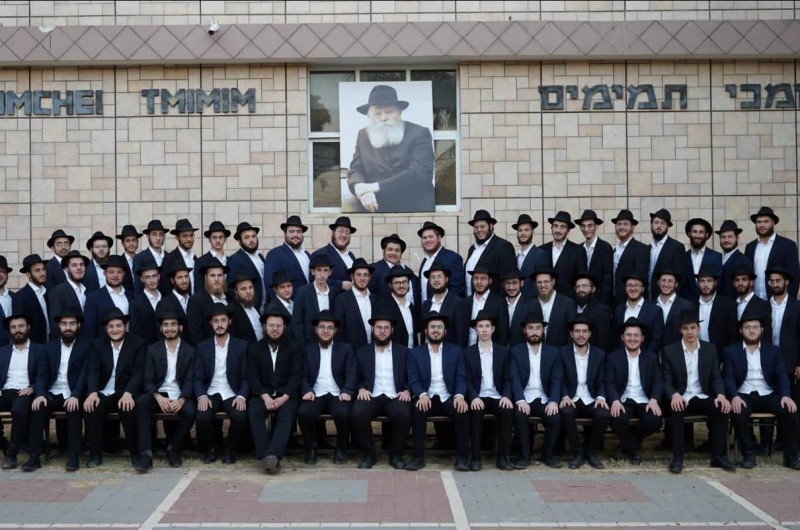 בוגרי שיעור ג' בישיבת תומכי תמימים המרכזית בכפר חב״ד נעמדו לתמונה הקבוצתית, לאחריה ימריאו בחודש אלול לחצרות קודשנו לשנת ה'קבוצה' אצל הרבי