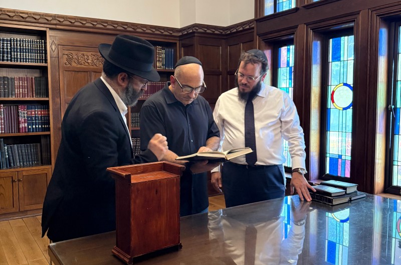 דוד שרן ראש לשכת ראש הממשלה לשעבר וכיום יועץ פוליטי, הגיע לבית אגודת חסידי חב דוד שרן ראש לשכת ראש הממשלה לשעבר וכיום יועץ פוליטי, הגיע לבית אגודת חסידי חב