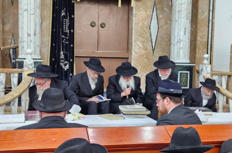 בָּכוֹ תִבְכֶּה בַּלַּיְלָה: אמירת קינות בבית הכנסת המרכזי בנחל'ה