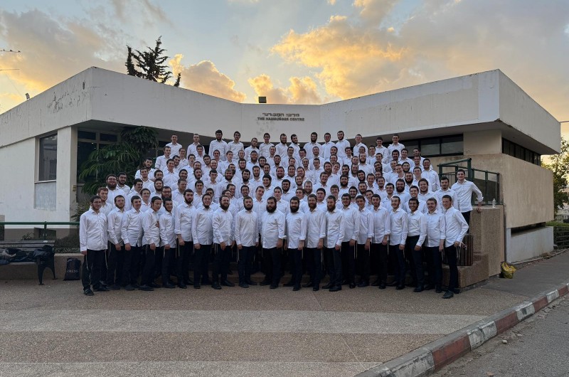 עם פתיחת ימי ההיערכות של גן ישראל – ארץ הקודש, התייצב צוות הקעמפ לתמונה קבוצתית בערב שבת, בכפר הנוער אור אבנר – סיטרין
