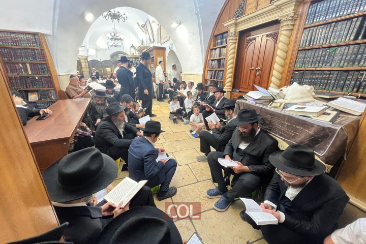 שליח הרבי במירון הרב יוסי הלפרין באמירת הקינות בציון הרשב