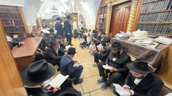 שליח הרבי במירון הרב יוסי הלפרין באמירת הקינות בציון הרשב