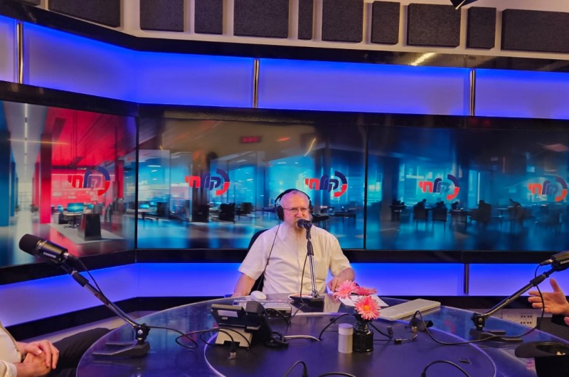 ברדיו 'קול חי' שודרה תכנית מיוחדת לתשעה באב, בהגשת הרב מנחם ברוד ובהשתתפות הרב שניאור אשכנזי והרב מנחם פלדמן. במהלכה ערך הרב אברהם ברוך פבזנר, רב קהילת חב