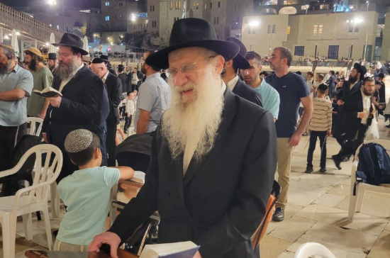 המשפיע בישיבת אהלי תורה בקראון הייטס הרב נחמן שפירא בליל תשעה באב, באמירת קינות ומגילת איכה בשריד בית מקדשנו בירושלים