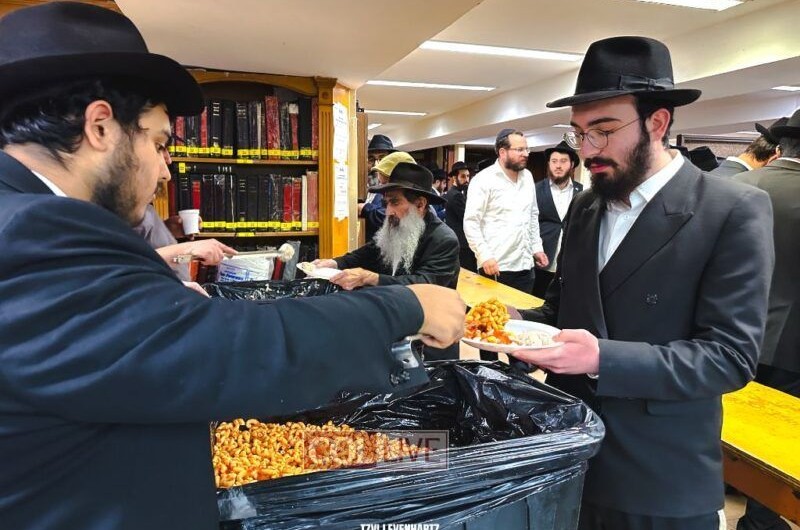 לאחר תפילת מעריב: ב-770 שברו את צום תשעה באב | צפו