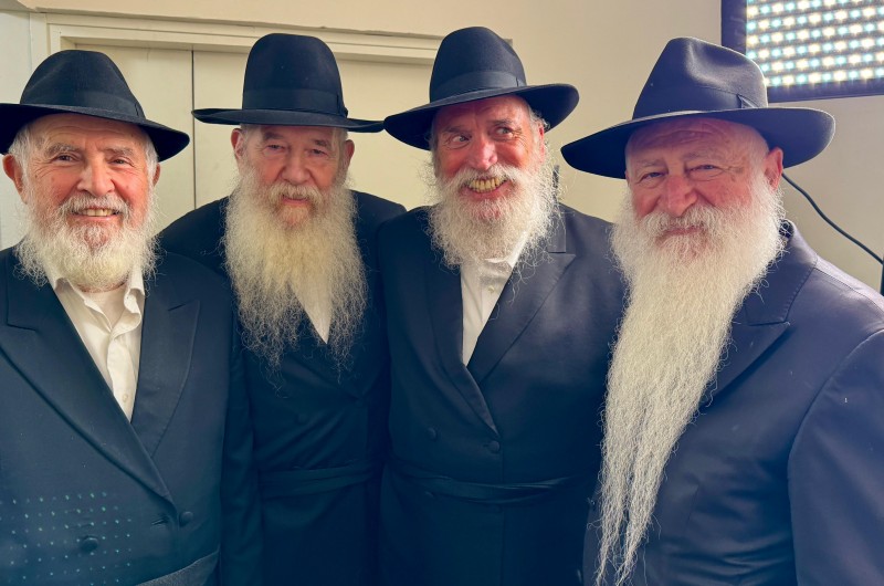 ארבעה סבים בחתונה: הערב בכפר חב