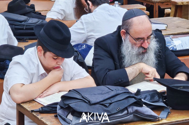 מזל טוב כפול: המשגיח והמנהל הרוחני של ישיבת תומכי תמימים בלוד - הרב מנחם קעניג, המריא לחצרות קודשנו 770 שבניו יורק, לרגל יום-הולדתו ה-50 ולרגל בר-מצווה לבנו (צילום: מנדי עקיבא)