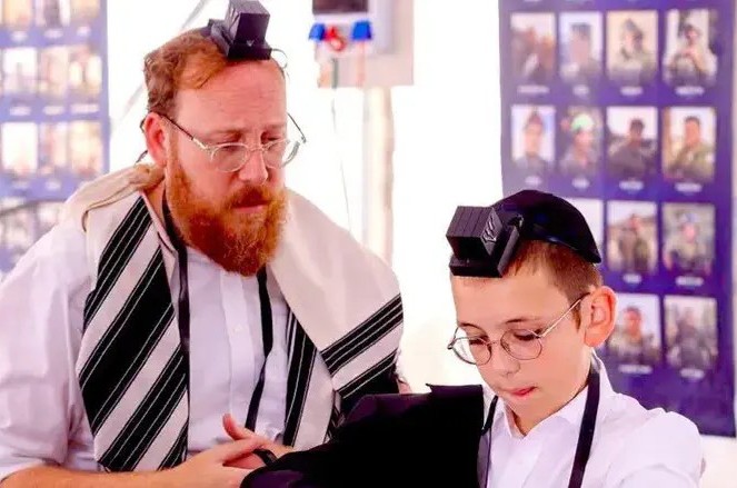 כהוקרה לגיבורי המלחמה שמסרו נפשם: הנחת התפילין של התמים מענדי קרומבי, בנו של איש התקשורת ופעיל הימין ברל'ה קרומבי, התקיימה במאהל הגבורה בירושלים, לבקשתו את הנער החב