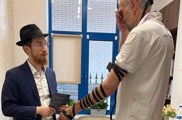 מתחבר למקורות: הצייר היהודי סערז' יאשע, שהגיע ממוסקבה לקלינינגרד לפתיחת תערוכה מציוריו - הניח תפילין עם שליח הרבי בעיר - הרב אברהם ברוך דייטש