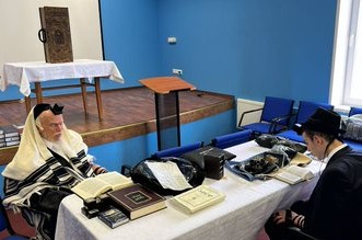 המשפיע הרב חיים שלום דייטש, ראש כולל צמח צדק בירושלים, בביקור חיזוק ועידוד למאות ילדי קעמפ ״גן ישראל״ בעיר סמרה שברוסיה, בניהול וארגון בנו, רב העיר השליח הרב שלמה דייטש