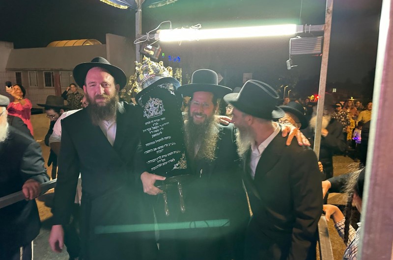 ספר תורה הוכנס לבית כנסת חב