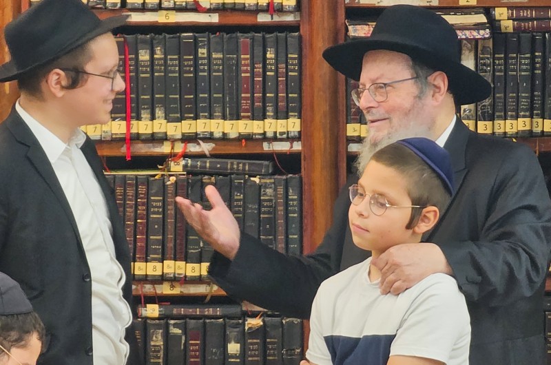 הרב שבתי סלבטיצקי, שליח הרבי לאנטוורפן שבבגלריה, בסיור לקרובי משפחתו ונכדיו בבית המדרש הגדול של 770 | צילום: מענדי עקיבא