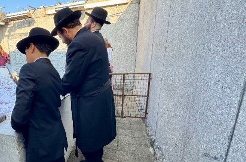 וְהָיָה מַחֲנֶיךָ קָדוֹשׁ: מחיצה נוספת ממתכת הותקנה באוהל הרבי