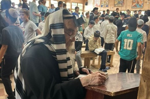 השליח הרב אברהם יצחק שם טוב חזר בסוף השבוע למחנה קיץ גן ישראל בניו יורק, אותו הפקיד בידיו הרבי לנהל. ילדי הקעמפ קיבלו את פניו בשירת ניגון ההקפות לאביו של הרבי - הניגון האהוב עליו במיוחד