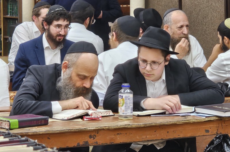 חופשת בין הזמנים: ראש ישיבת תומכי תמימים באנטוורפן שבבלגיה - הרב מנחם מענדל טברדוביץ', בלימוד שיחה של הרבי עם בנו, בחצרות קודשנו 770 שבניו יורק