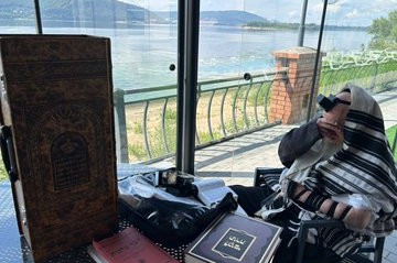 על גדות נהר הוולגה: המשפיע הרב חיים שלום דייטש, ראש כולל ״צמח צדק״ בירושלים ומשפיע ראשי של קהילות ומוסדות ״מעייני ישראל״ בארה״ק ובעולם, בתפילת שחרית במחנה ״גן ישראל״ בעיר סמרה 