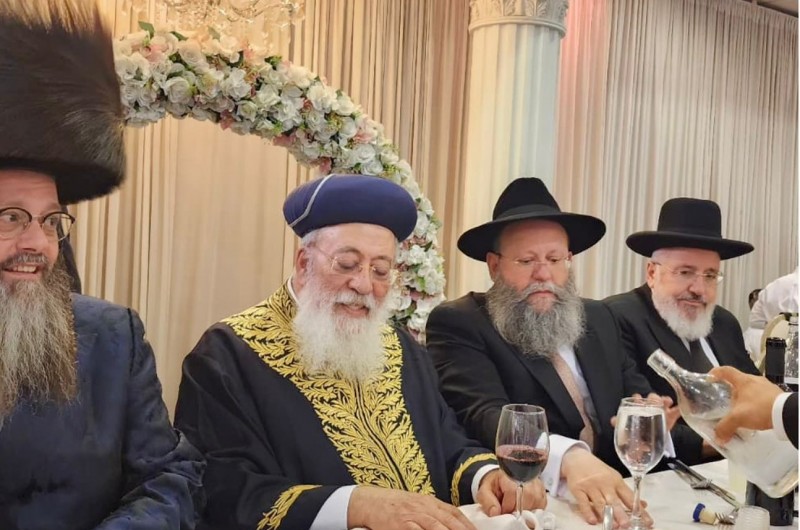 רבנים מכל רחבי הארץ השתתפו בשמחת החתונה של בן רב העיר לוד - הרב שמעון מאיר ביטון, שנערכה באולמי 'בית רבקה' בכפר חב